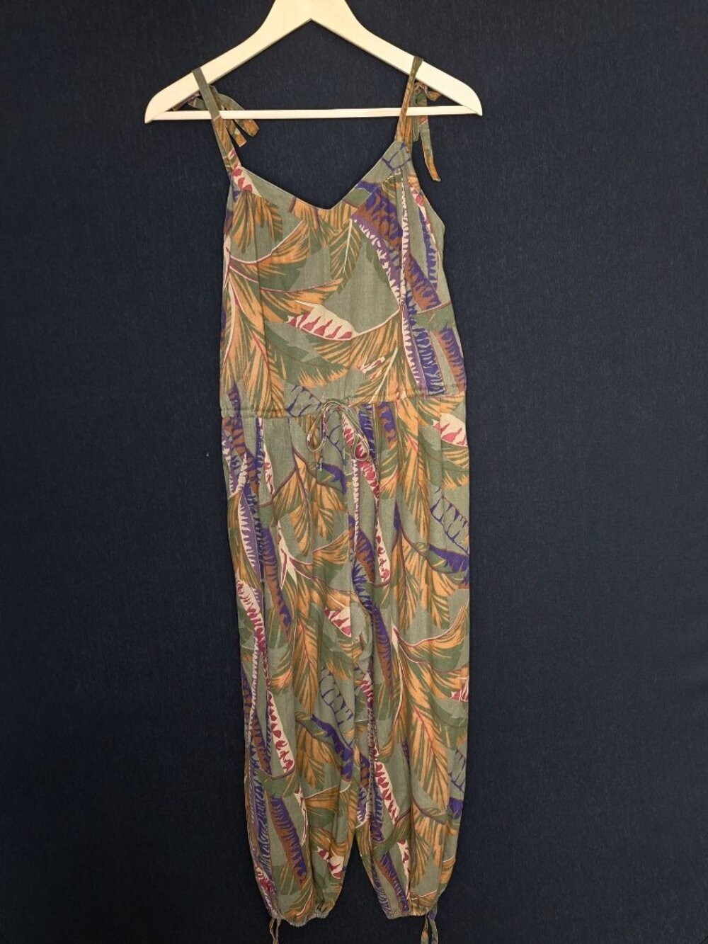 💙 Tropical Leaf Print Jumpsuit Size M Tie Shoulder Relaxed Leg Cropped Green Ca